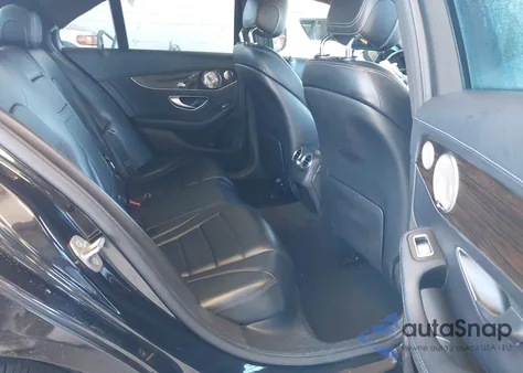 2017 Mercedes-Benz C 300 Sport 4Matic z USA, uszkodzony, nr VIN 55SWF4KB8HU181469